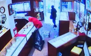 ਅਮਰੀਕਾ ਦੇ ਸੀਏਟਲ ਵਿੱਚ ਚੋਰਾਂ ਨੇ 2 ਮਿੰਟ ਦੇ ਸਮੇਂ ਵਿੱਚ ਕੀਤੀ ਗਈ ਲੁੱਟ ਦੀ ਘਟਨਾ ਵਿੱਚ 2 ਮਿਲੀਅਨ ਡਾਲਰ ਦੇ ਗਹਿਣੇ ਲੁੱਟ ਕੇ ਲੈ ਲਏ